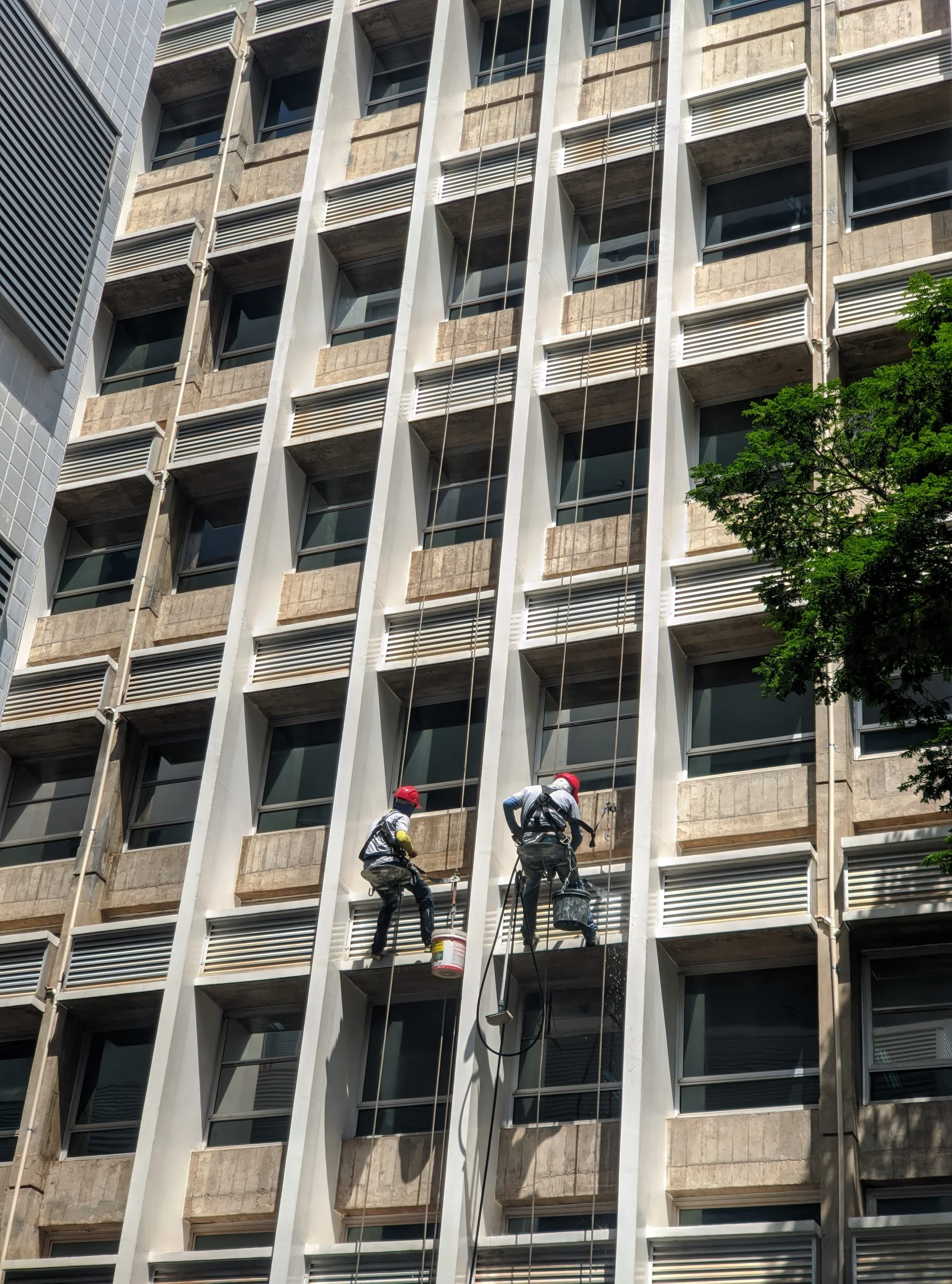 Trabalho em altura em fachada da Defensoria Pública MG executado pela Panoram Engenharia
