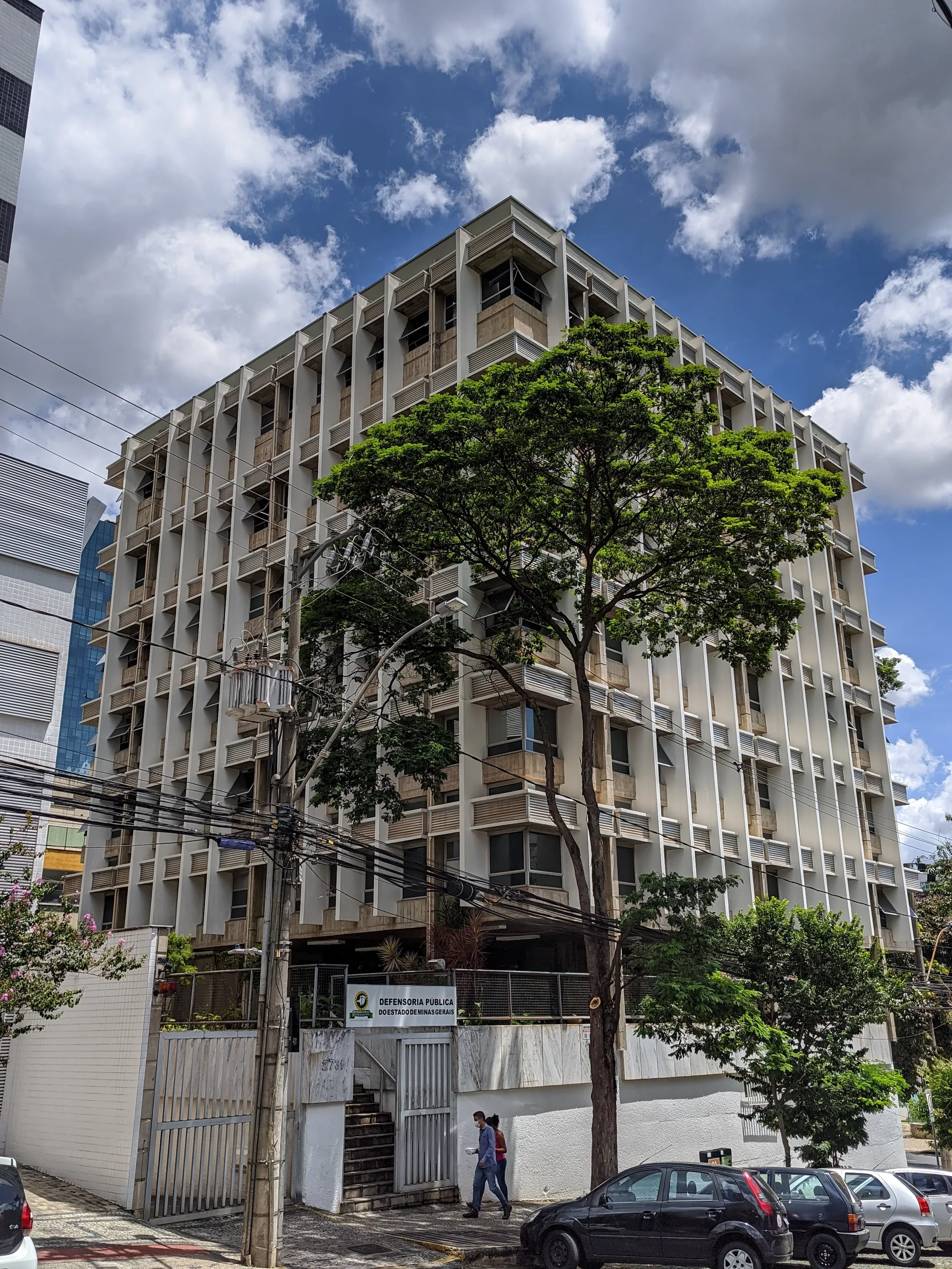 Vista com andaimes em obra de fachada da Defensoria Pública MG
