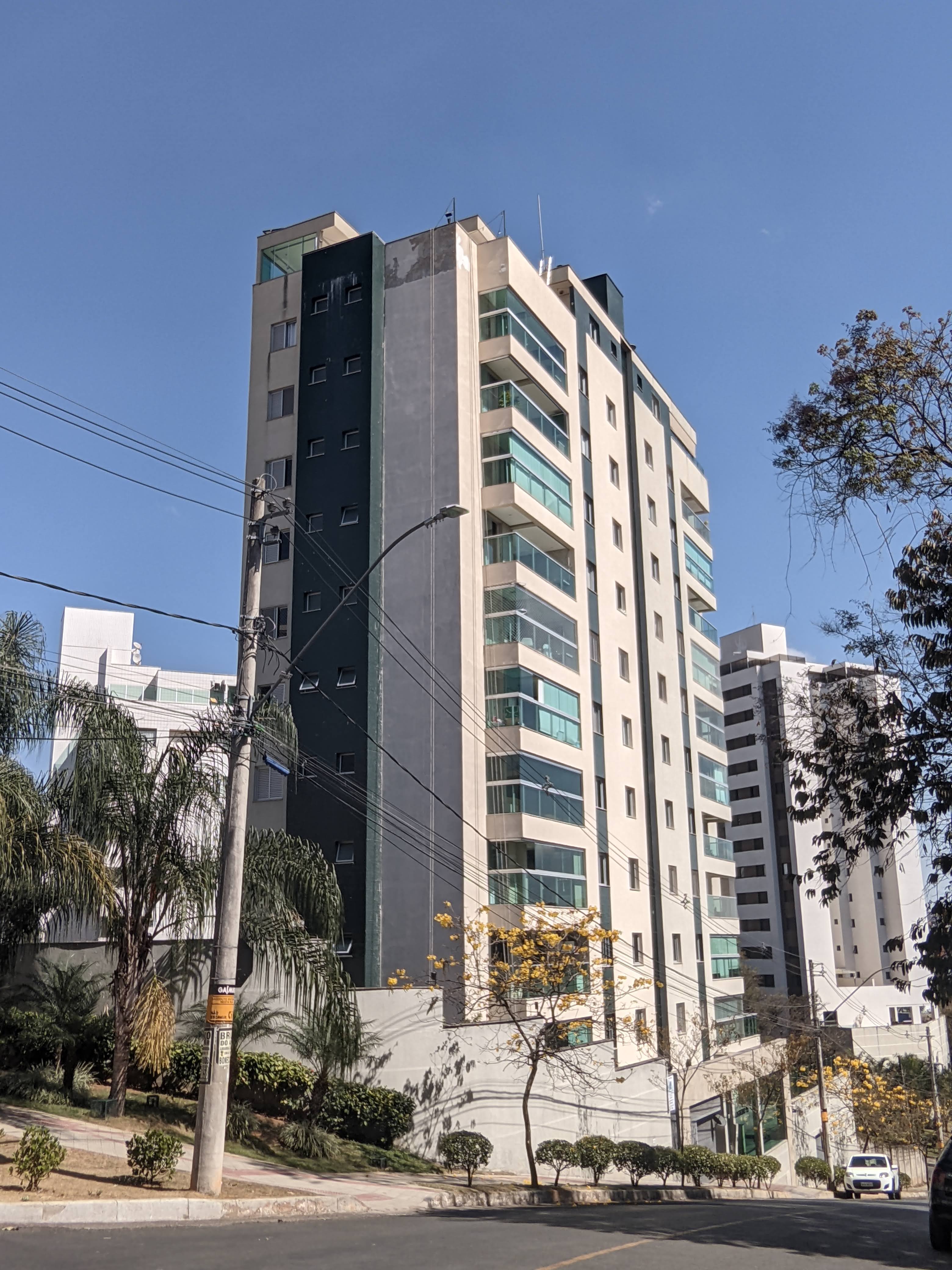 Vista frontal do Edifício Jequitibá
