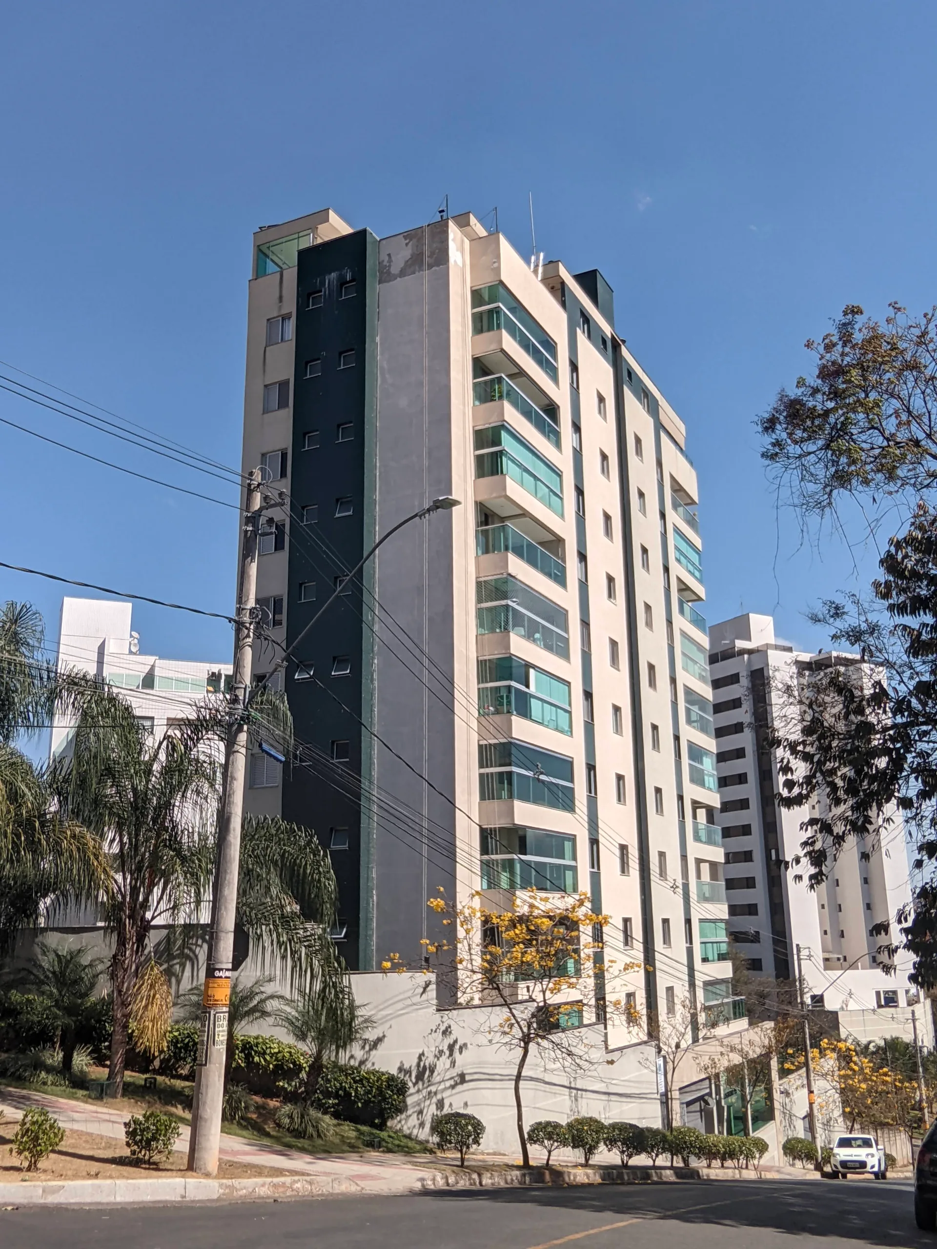 Vista frontal do Edifício Jequitibá