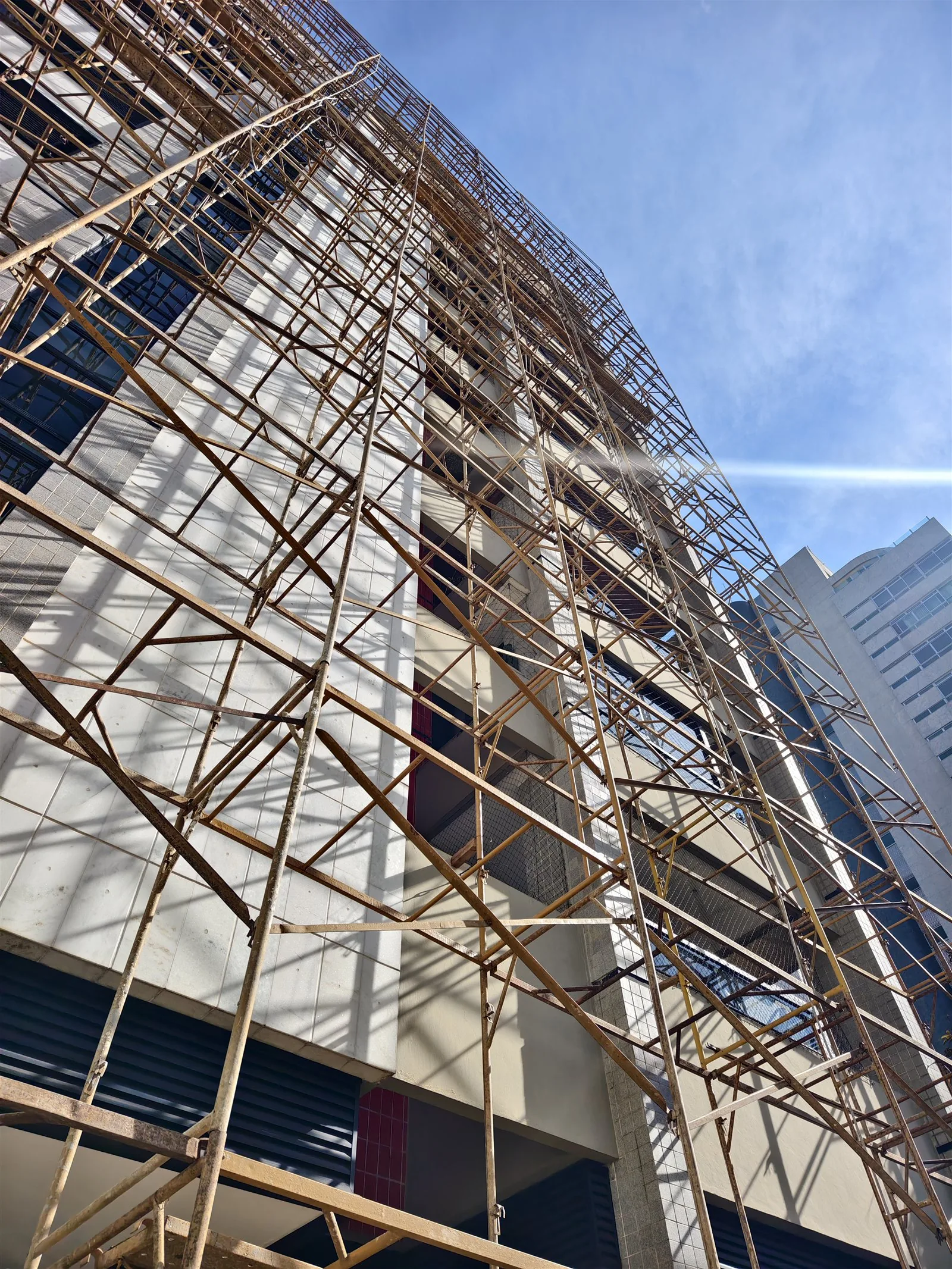 Montagem de andaime para intervenção em fachada no Edifício Lausanne