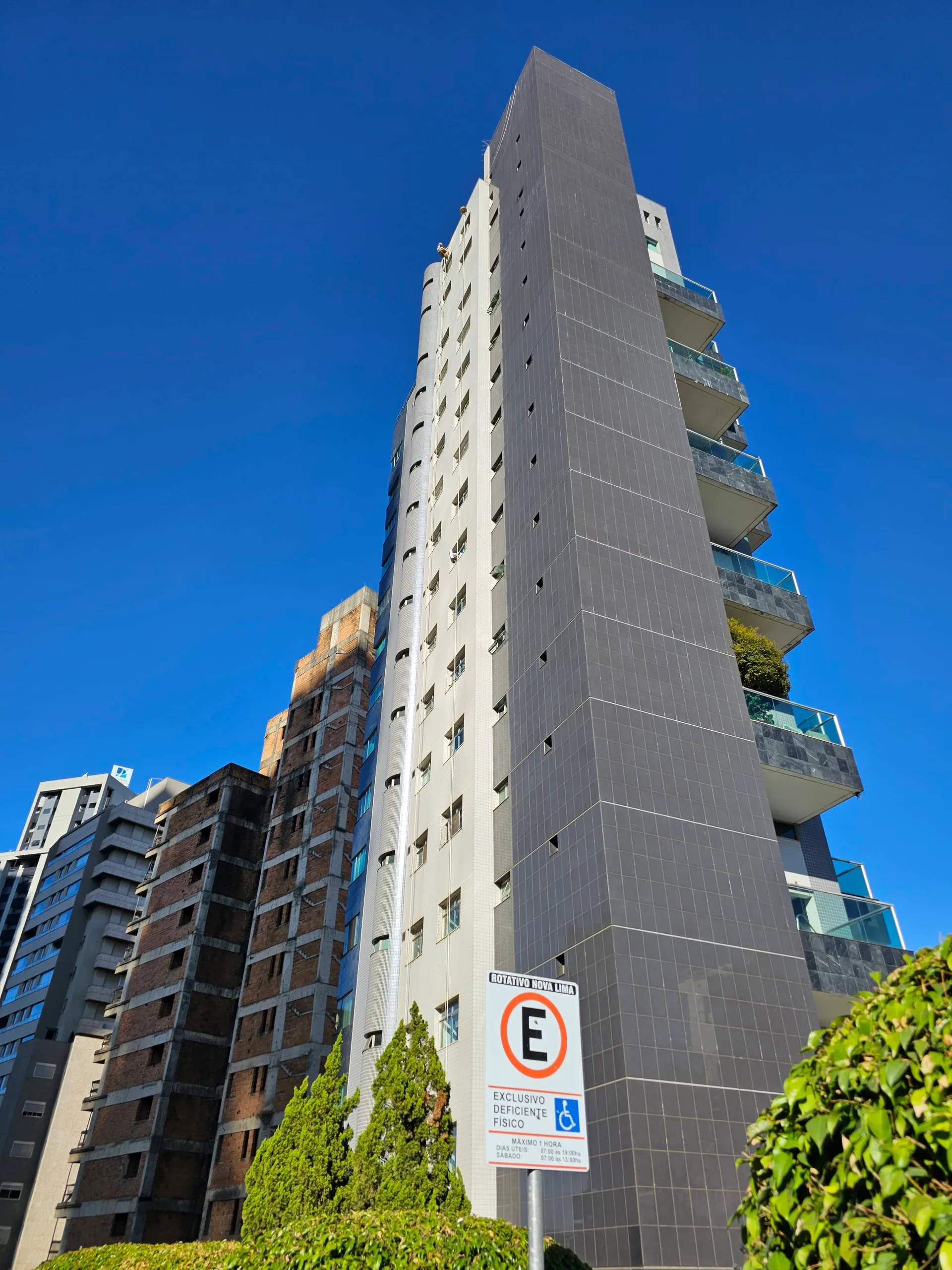 Vista frontal do Edifício Montana