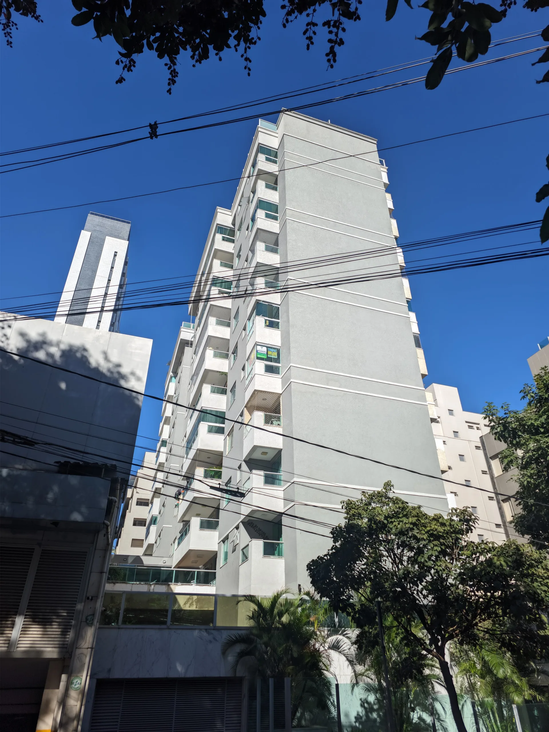 Vista frontal do Edifício Vila Strelitzia