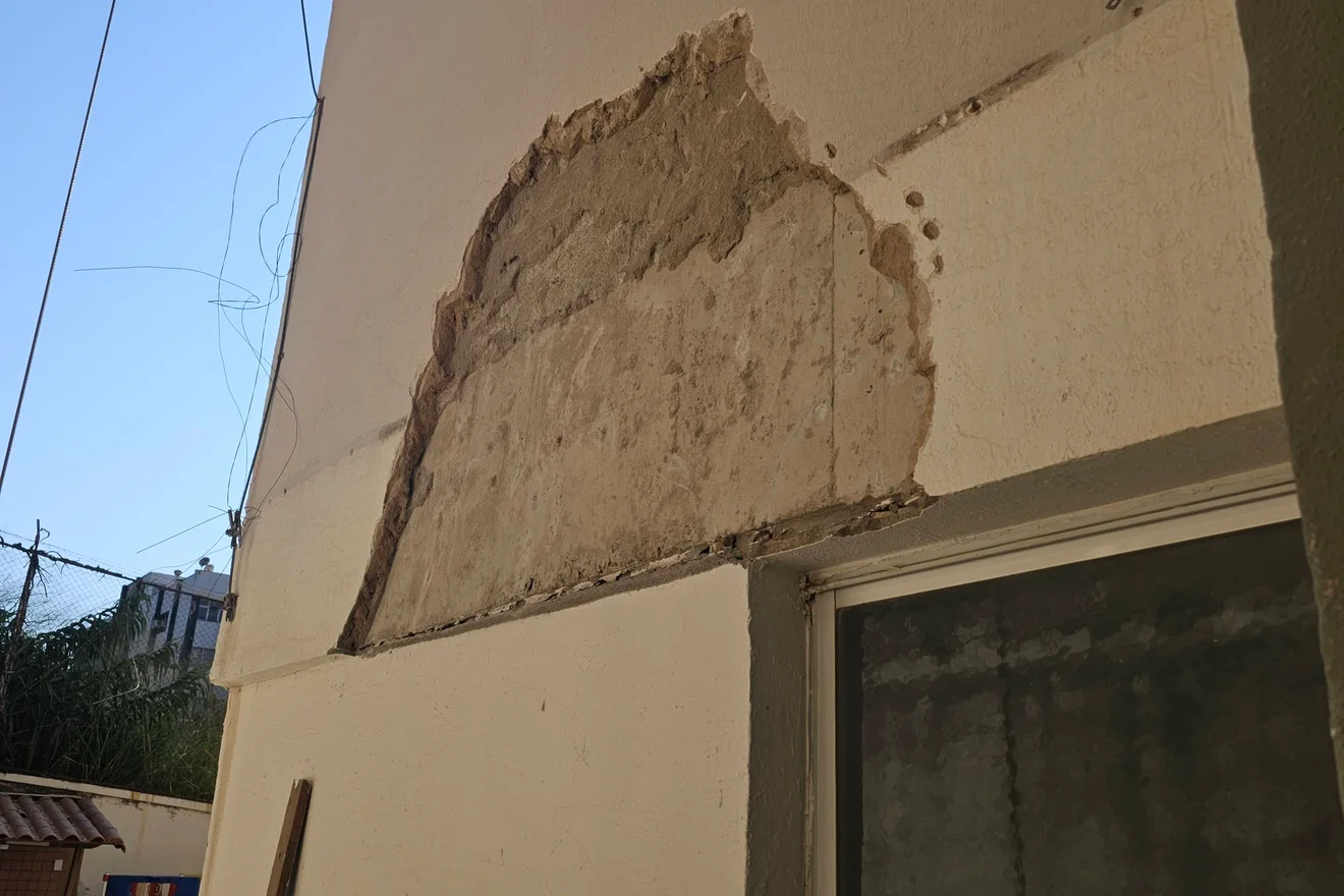 Registro técnico de desplacamento em revestimento de fachada.