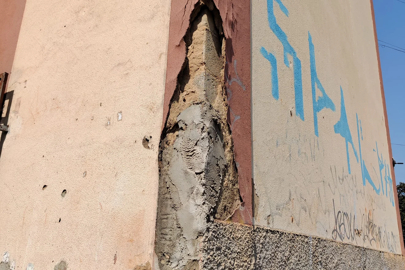 Registro técnico de desplacamento em revestimento de fachada.