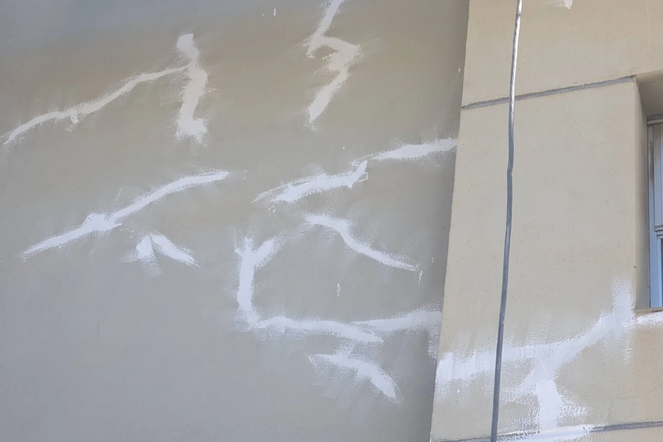 Registro técnico de fissuras e trincas avaliadas em fachada.