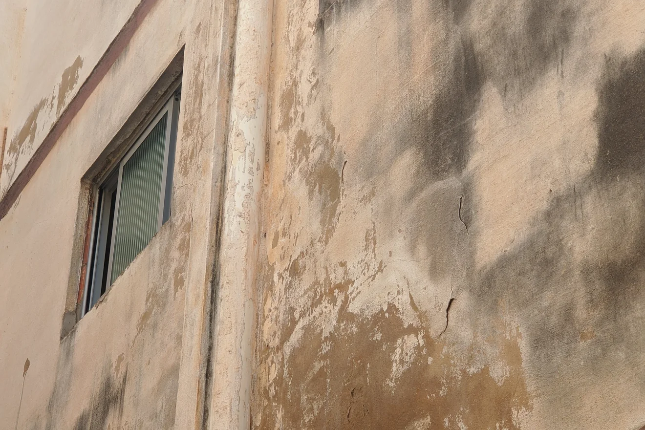 Registro técnico de manchas e infiltrações em fachada predial.
