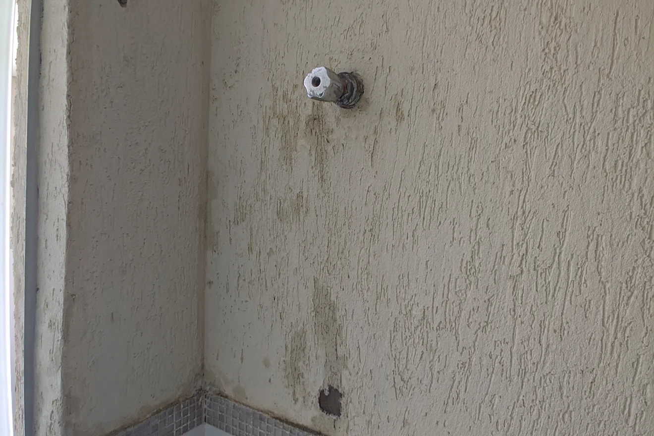 Registro técnico de manchas e infiltrações em fachada predial.