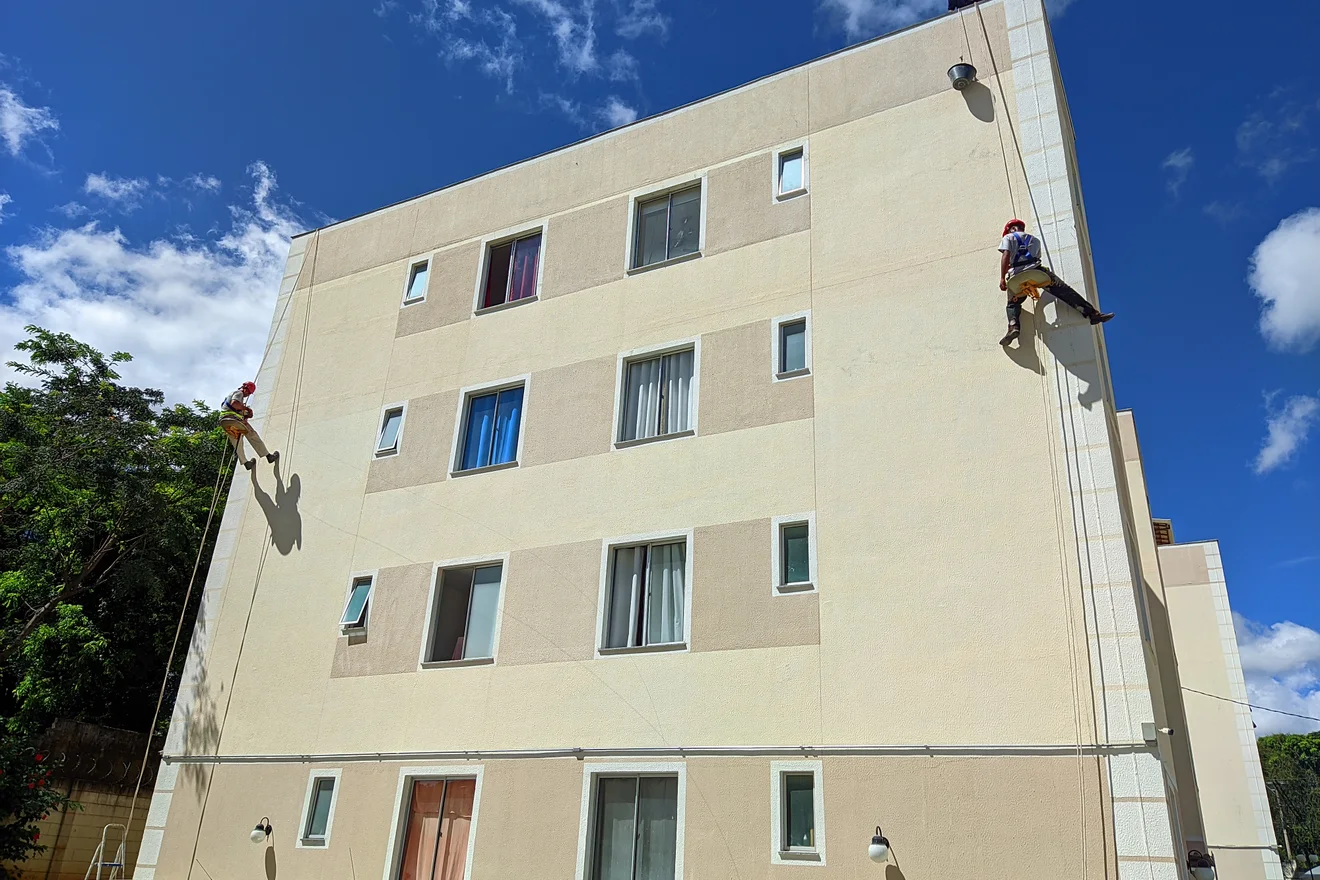 Registro técnico de pintura e proteção em fachada predial.