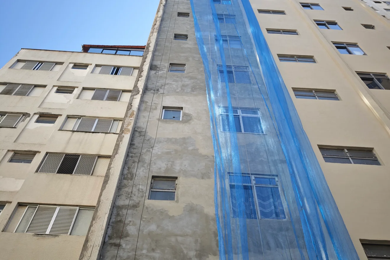 Registro técnico de pintura e proteção em fachada predial.