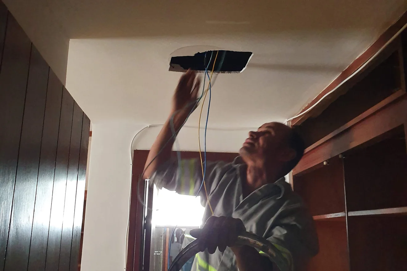 Registro técnico de instalações elétricas em manutenção predial.