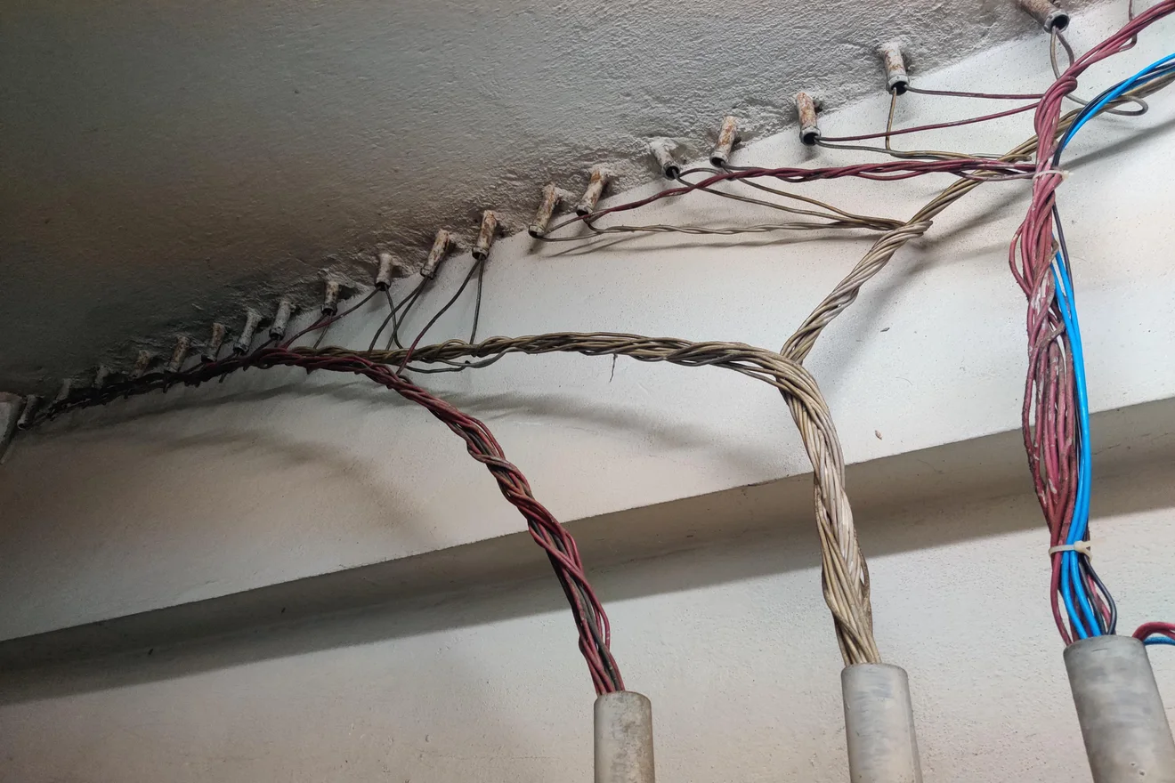 Registro técnico de instalações elétricas em manutenção predial.