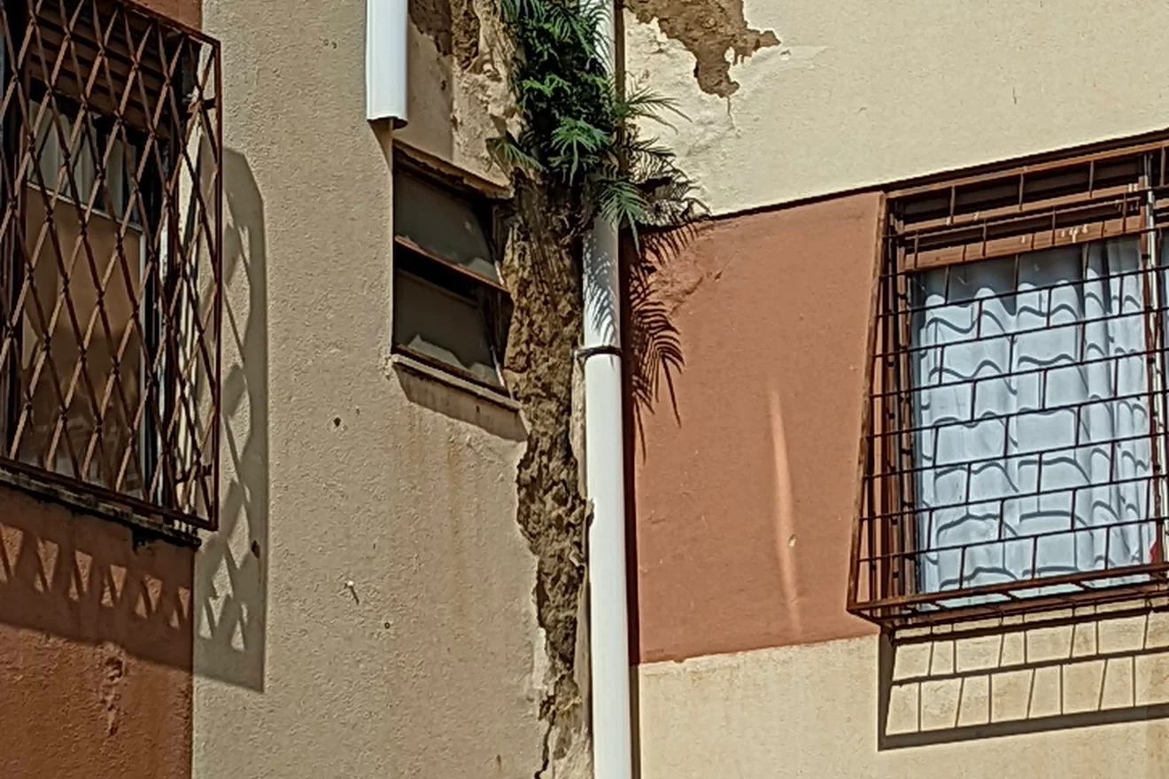 Registro técnico de infiltração e umidade em edificação.