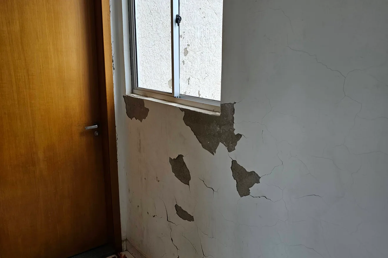 Registro técnico de pintura desgastada e superfície a recuperar.