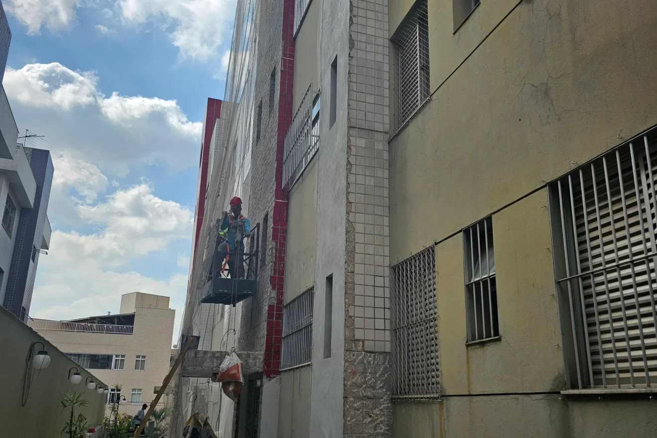 Registro técnico de pendência predial acumulada em manutenção.