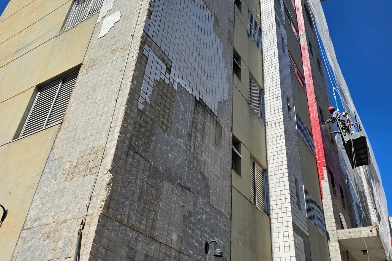Registro técnico de pendência predial acumulada em manutenção.