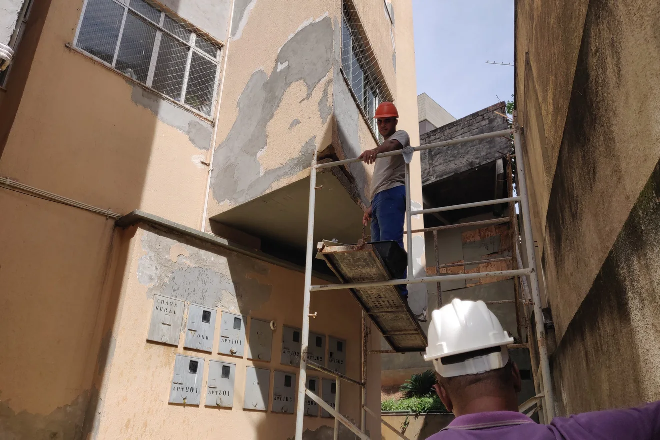 Registro técnico de pendência predial acumulada em manutenção.