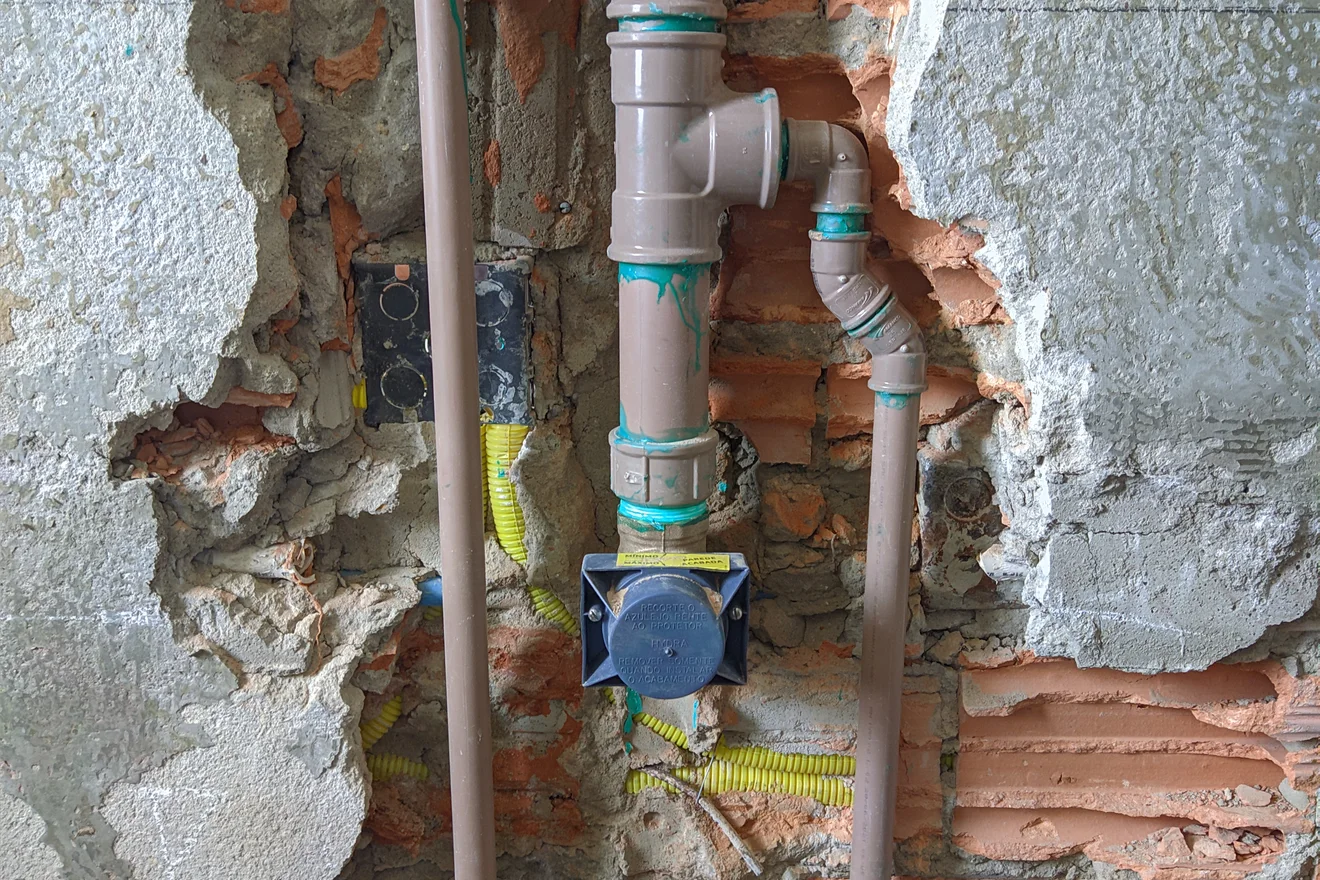 Registro técnico de vazamento e ponto de umidade em área predial.