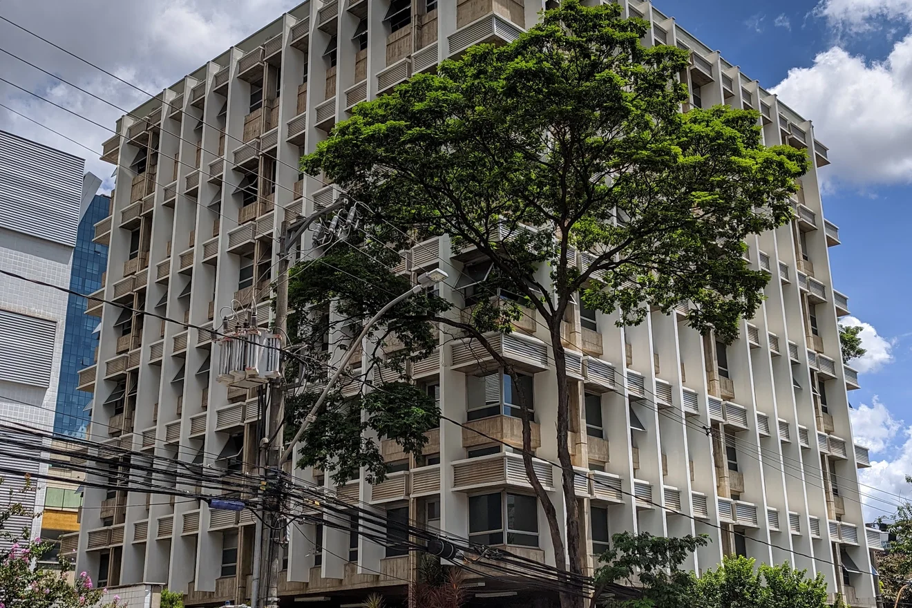 Registro de evolução de obra em fachada predial.