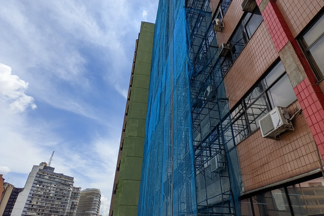 Registro de evolução de obra em fachada predial.