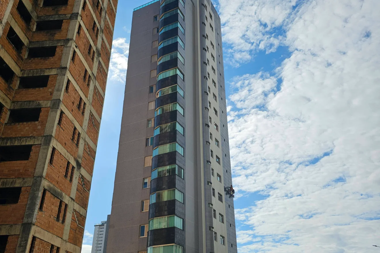 Registro de fachada usado para diagnóstico técnico de obra predial.