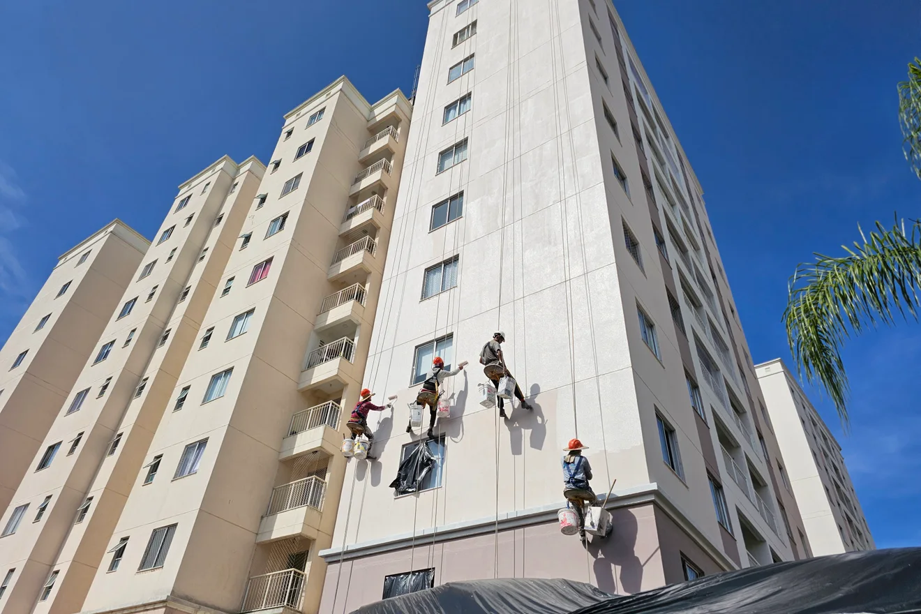 Equipe em trabalho de fachada com planejamento de acesso e segurança.