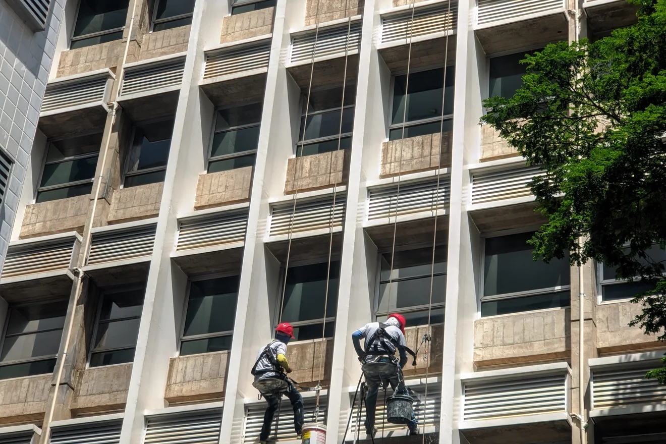 Equipe em trabalho de fachada com planejamento de acesso e segurança.