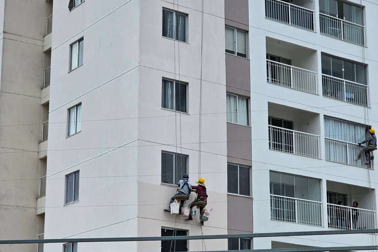 Equipe em trabalho de fachada com planejamento de acesso e segurança.
