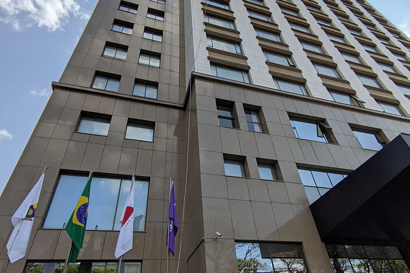 Fachada predial após intervenção e organização final de obra.