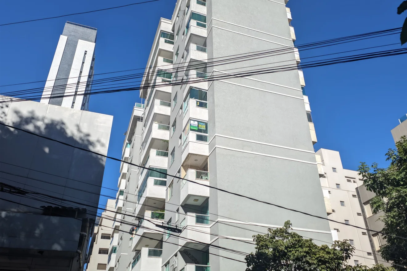 Fachada predial após intervenção e organização final de obra.